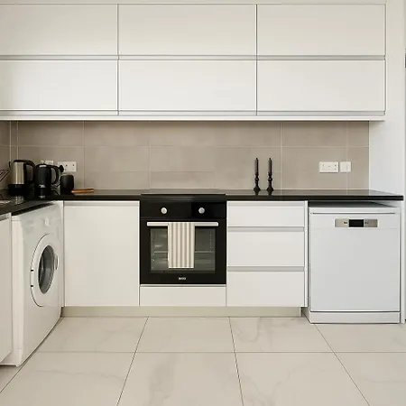 Bright Stylish Flat With Balcony & Shared Pool