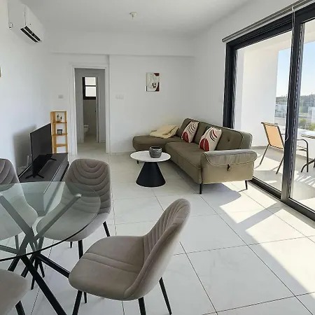 Bright Stylish Flat With Balcony & Shared Pool Scala