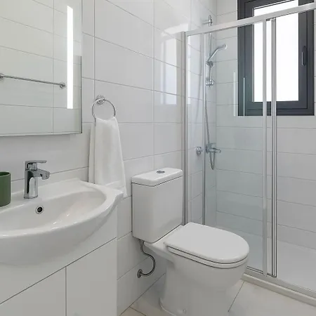 Apartment Bright Stylish Flat With Balcony & Shared Pool *