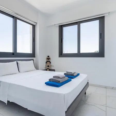 Bright Stylish Flat With Balcony & Shared Pool Apartment Scala