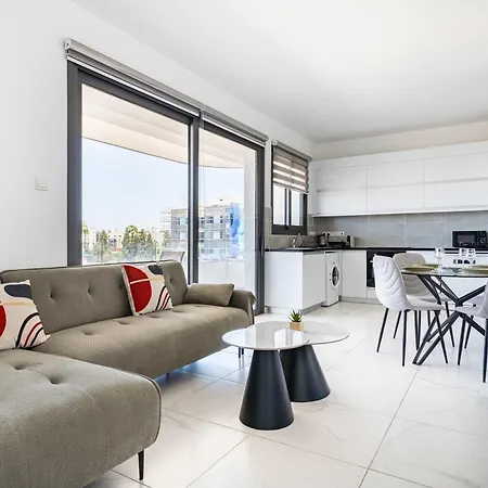 Apartment Bright Stylish Flat With Balcony & Shared Pool *