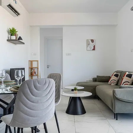 Bright Stylish Flat With Balcony & Shared Pool Apartment