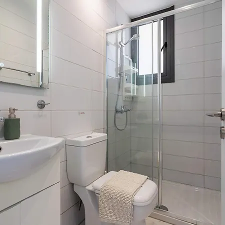 Bright Stylish Flat With Balcony & Shared Pool Apartment *