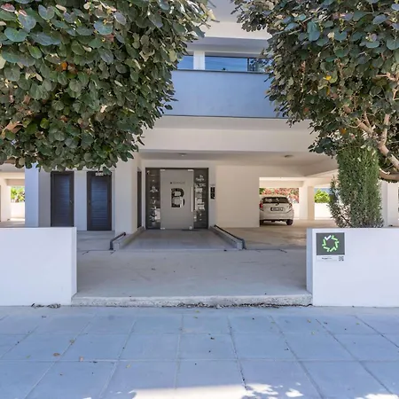 Bright Stylish Flat With Balcony & Shared Pool *