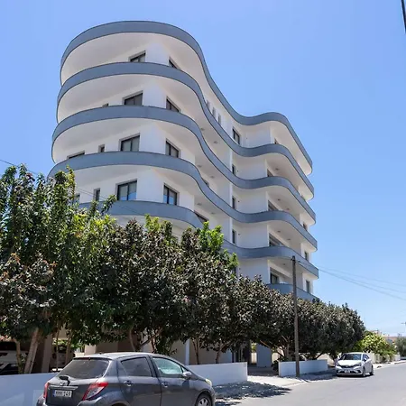 Bright Stylish Flat With Balcony & Shared Pool *