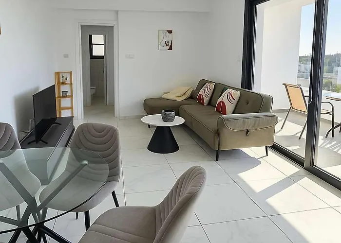 Bright Stylish Flat With Balcony & Shared Pool Scala