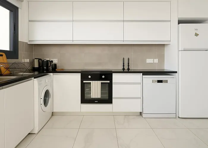 Bright Stylish Flat With Balcony & Shared Pool